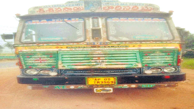 పిఠాపురంలో చోరీ.. తునిలో వదిలి పరారీ..