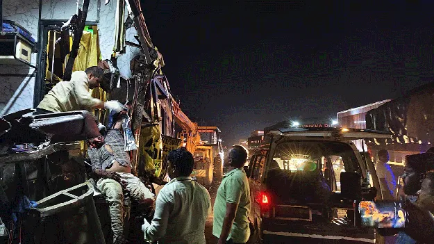 లారీని ఢీకొన్న ప్రైవేట్‌ ట్రావెల్స్‌ బస్సు 