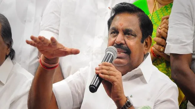 Former CM: మాజీసీఎం సంచలన కామెంట్స్.. వారంతా వలస పక్షులు