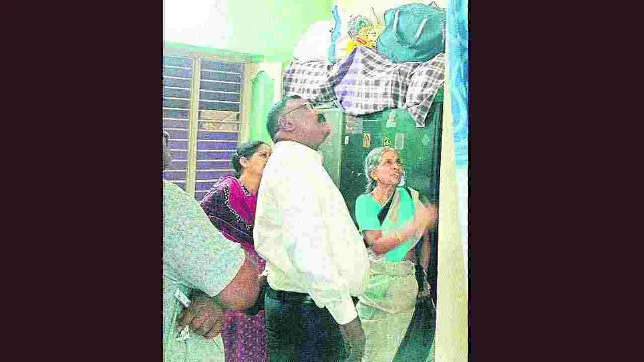 Tirupati: ప్రహరీ దూకి.. సీసీ కెమెరాలు పగులకొట్టి