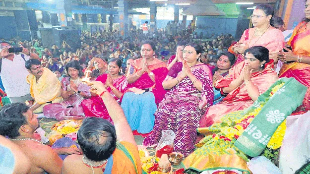 పాదగయలో వైభవంగా వరలక్ష్మి వ్రతాలు