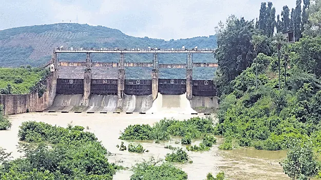 సముద్రంలోకి పంపా నీరు విడుదల