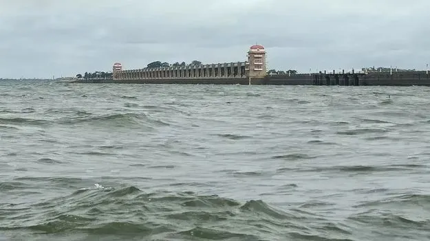 Tungabgadra: ఉధృతంగా తుంగభద్ర.. నాలుగు చక్రాల బరువైన వాహనాలకు వంతెనపై బంద్‌