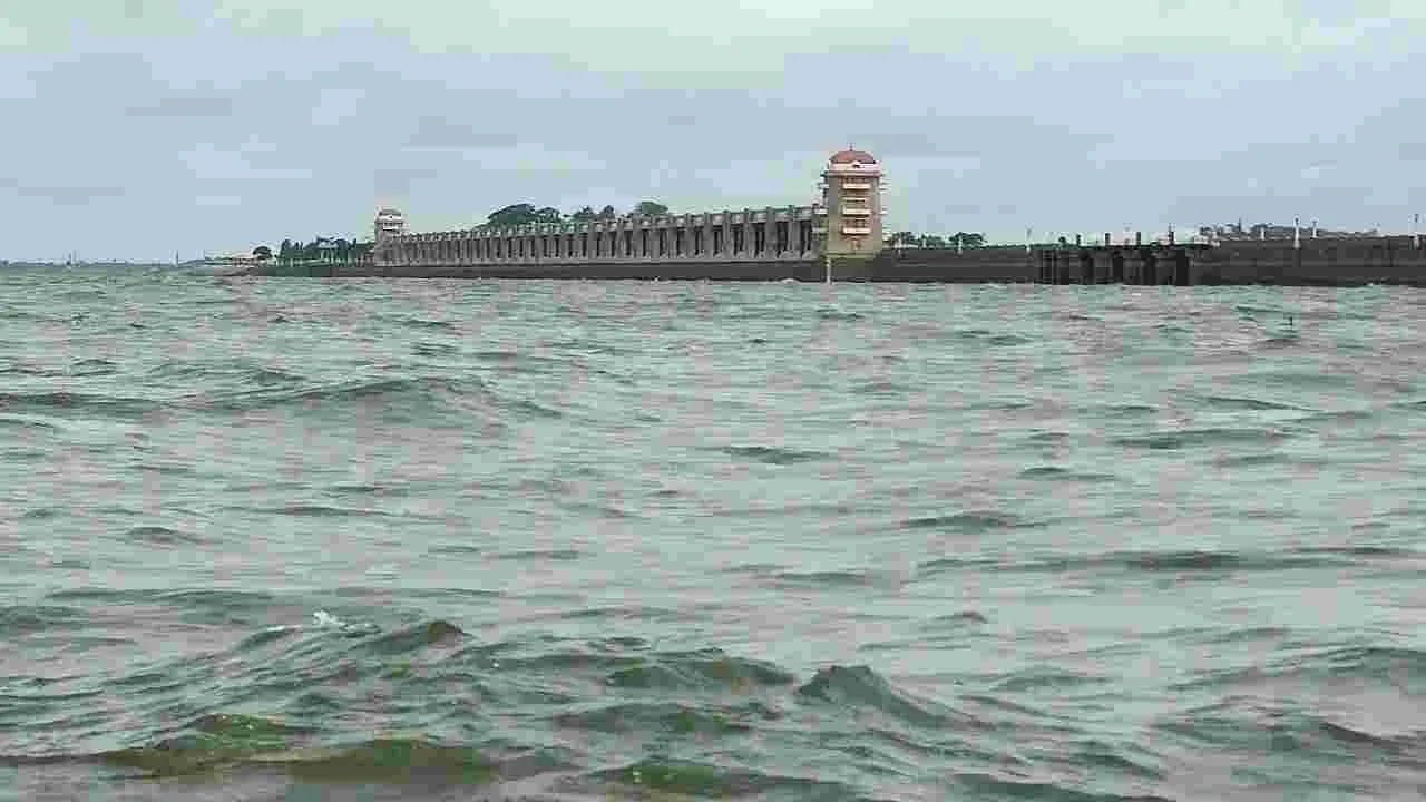 Tungabgadra: ఉధృతంగా తుంగభద్ర.. నాలుగు చక్రాల బరువైన వాహనాలకు వంతెనపై బంద్‌