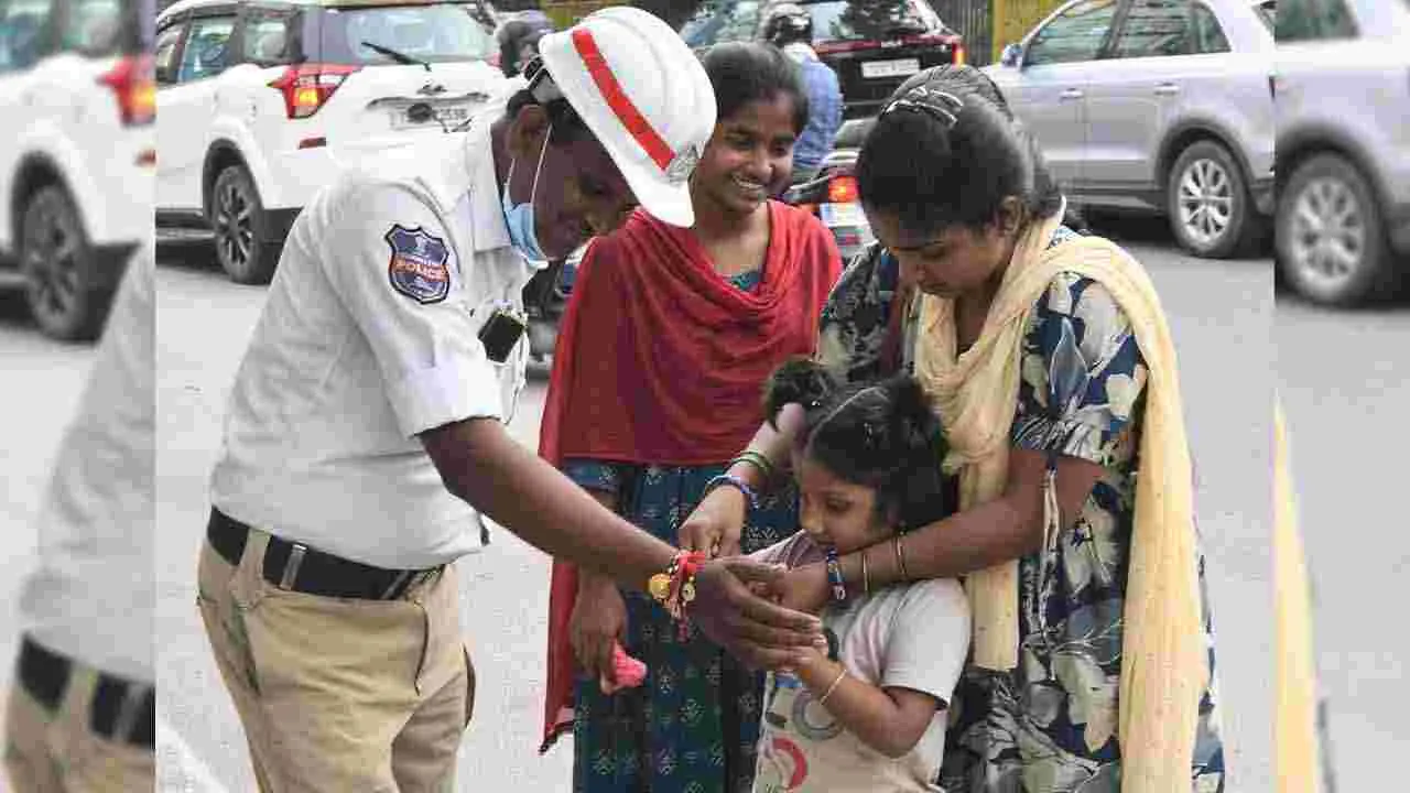 ట్రాఫిక్ పోలీస్‌కు రాఖీ కట్టిన చిన్నారి..