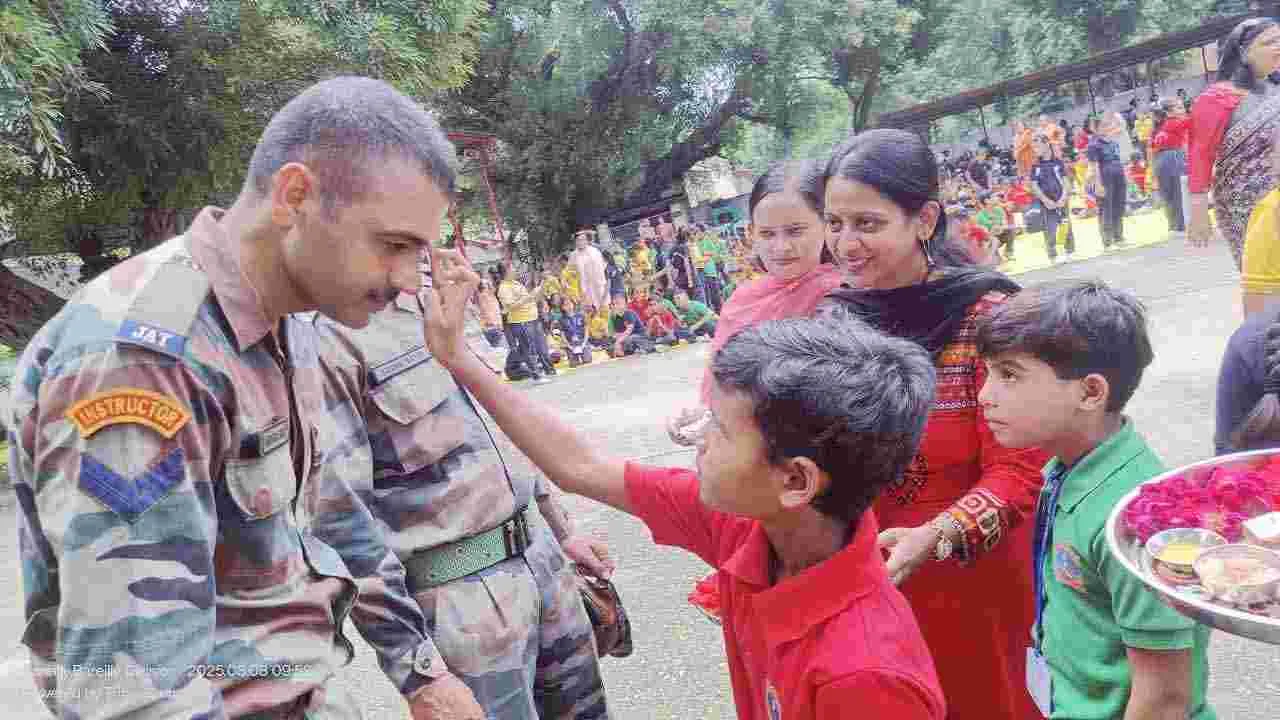 ట్రాఫిక్ పోలీస్‌కు రాఖీ కట్టిన చిన్నారి..