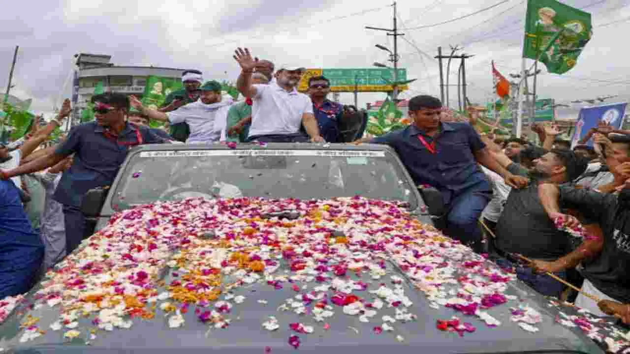 Rahul Voter Adhikar Yatra: పోలీసు కానిస్టేబుల్‌ను ఢీకొన్ని రాహుల్ కారు.. వీడియో షేర్ చేసిన బీజేపీ