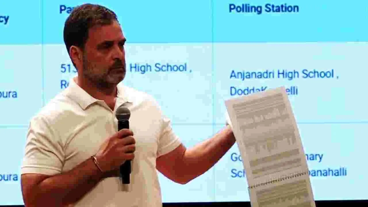 Rahul Gandhi: కేంద్ర ఎన్నికల సంఘంపై రాహుల్ సంచలన ఆరోపణలు.. ఆధారాలు చూపిస్తూ.. 