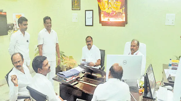 నకిలీ ఈపీఎఫ్‌ చలానాలపై  అన్నవరంలో ఆర్జేసీ విచారణ