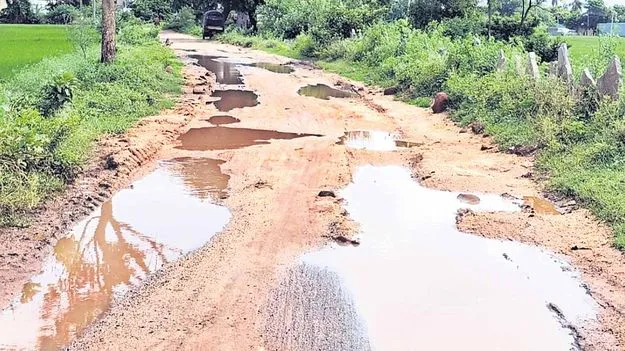  రోడ్లు బాగుపడేదెప్పుడో? 