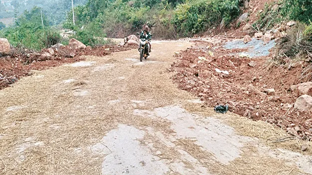 గిరిజన గ్రామాలకు రోడ్లు 