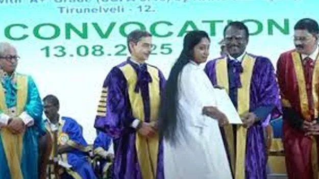 Student Refuses Degree: గవర్నర్‌ ఆర్‌ఎన్‌ రవి.. తమిళనాడు వ్యతిరేకి