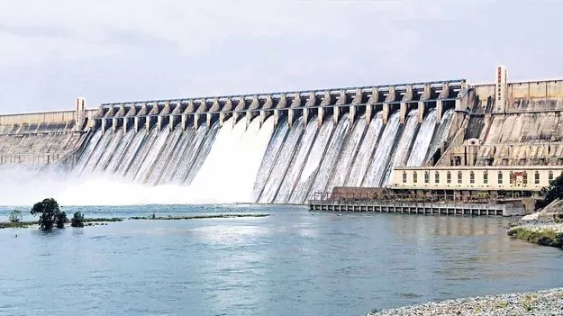   ఎత్తిపోస్తున్న ప్రాజెక్టులు 