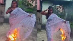 Firing saree for reel: ఇలాంటి వాళ్లనేం చేయాలి.. రీల్ కోసం చీర అంటించుకుని డ్యాన్స్.. 
