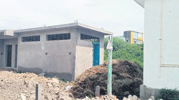 విద్యాలయ ప్రాంగణంలోనే ఎరువుల దిబ్బలు