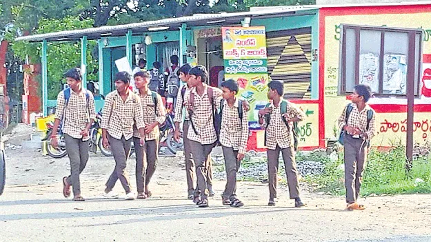 ఆర్టీసీ బస్సు రద్దుతో విద్యార్థుల వెతలు