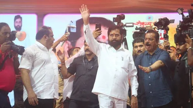 Eknath Shinde: జన్మాష్టమి ఉత్సవాల్లో కలకలం.. కూలిన ఉపముఖ్యమంత్రి వేదిక