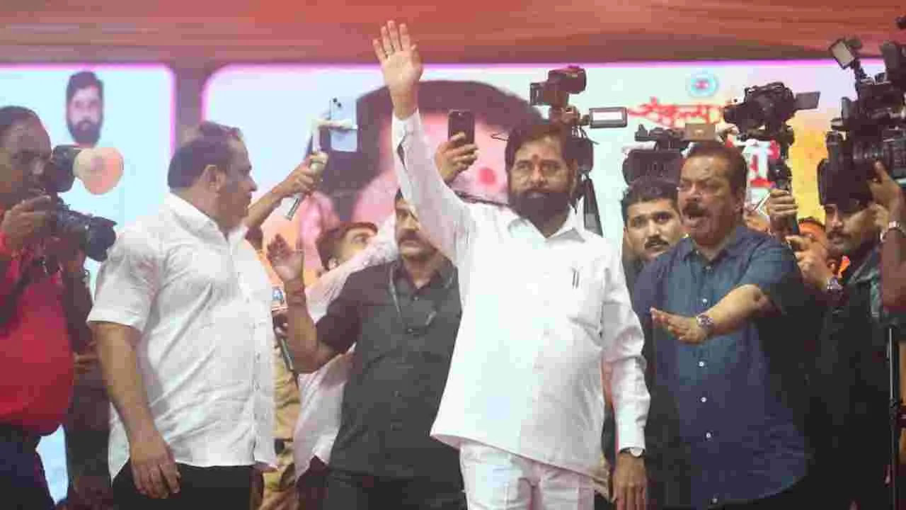 Eknath Shinde: జన్మాష్టమి ఉత్సవాల్లో కలకలం.. కూలిన ఉపముఖ్యమంత్రి వేదిక