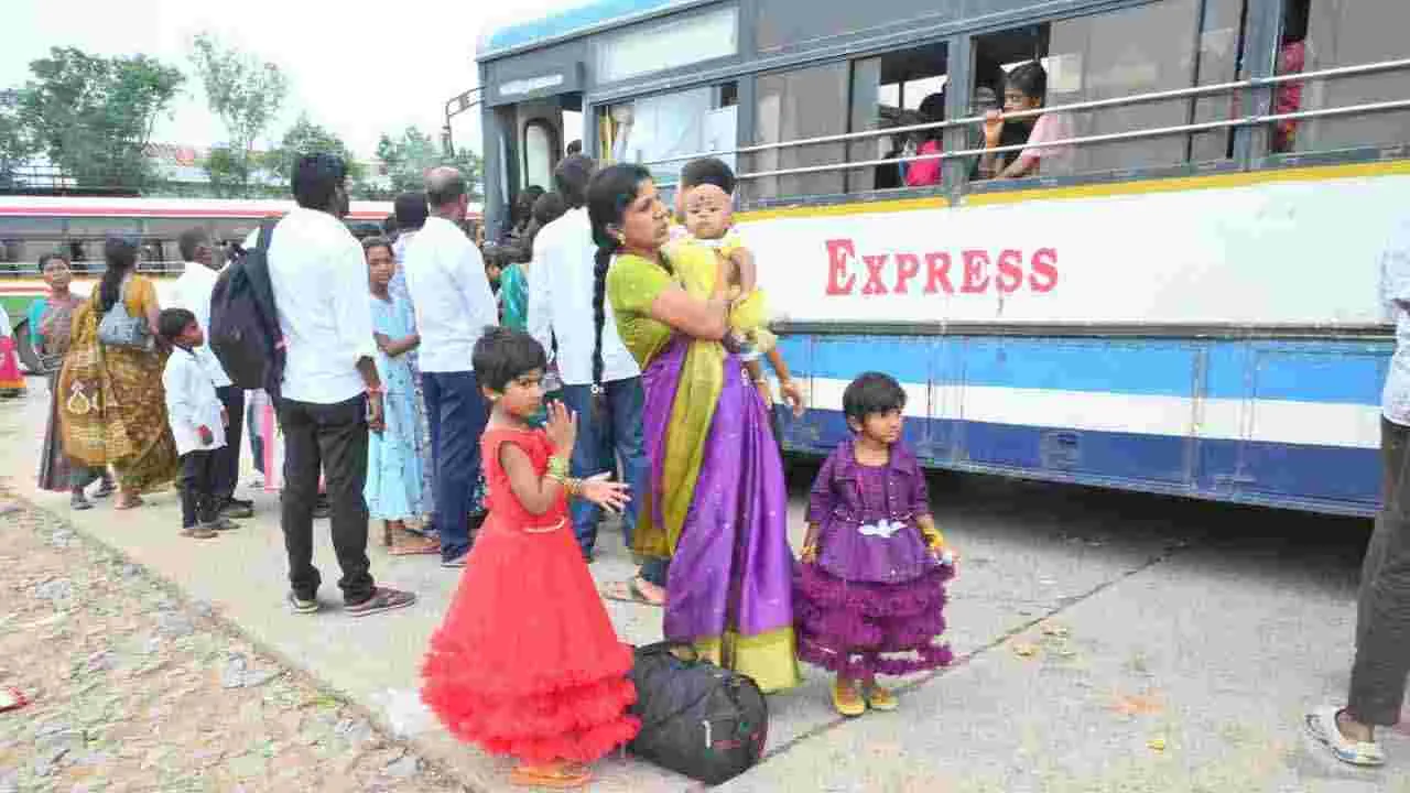 పండగ రాకతో బస్టాండ్లలో జనాల కిటకిట..