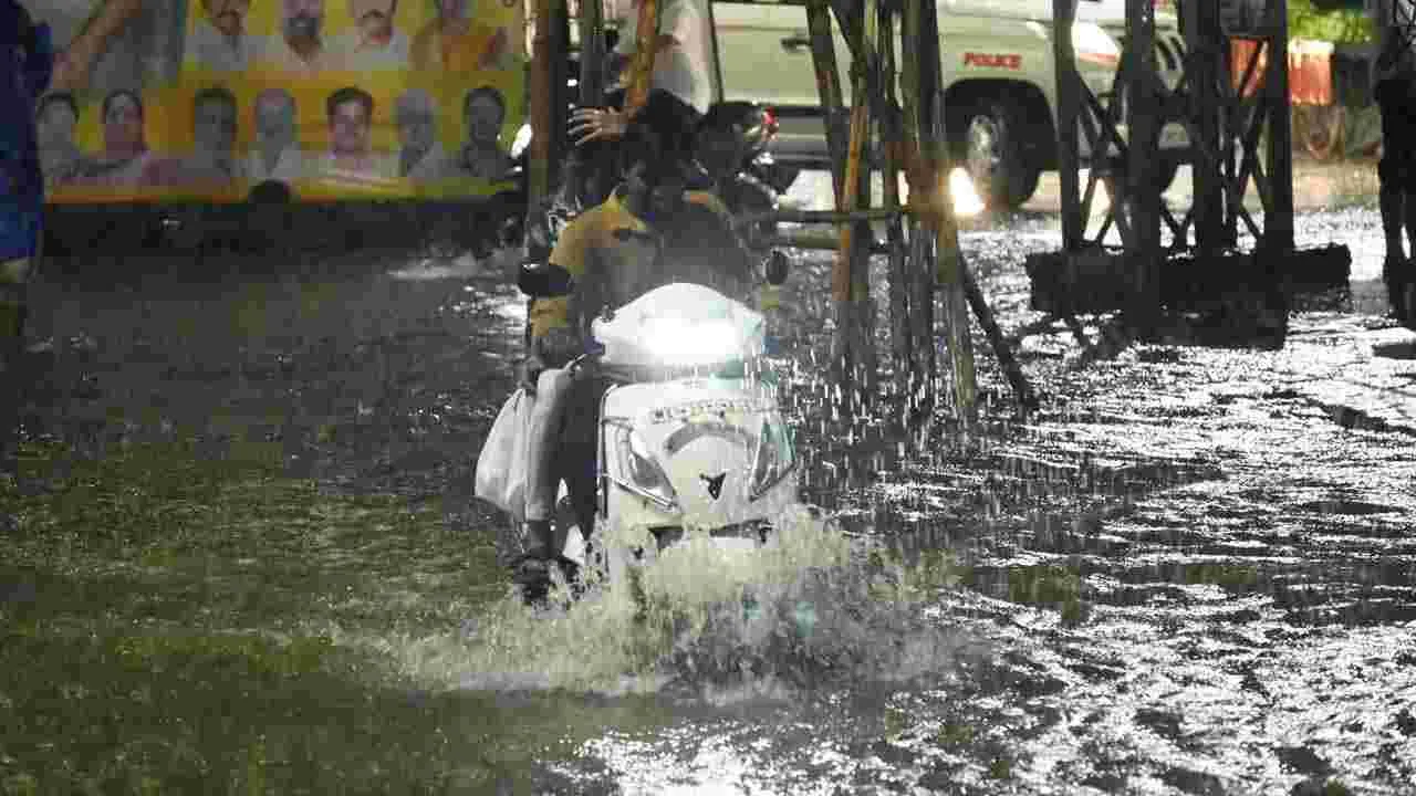 Tirumala Rains : తిరుపతిలో జోరున కురుస్తున్న వర్షం