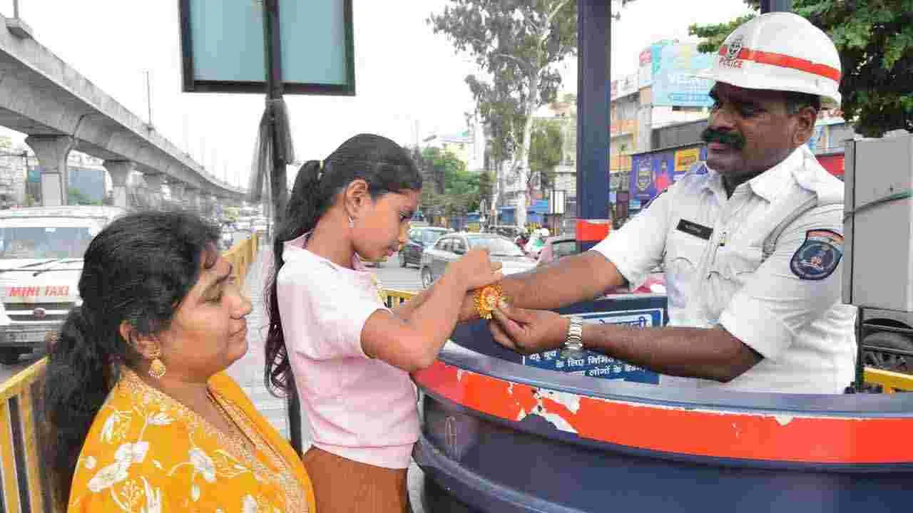 ట్రాఫిక్ పోలీస్‌కు రాఖీ కట్టిన చిన్నారి..