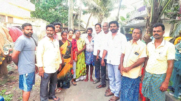 శ్రీలంక సముద్ర జలాల్లో  పట్టుబడిన కాకి నాడ ఫైబర్‌ బోటు