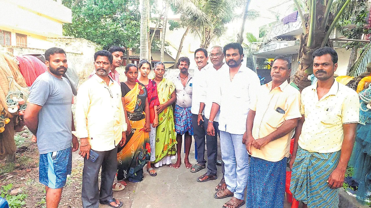 శ్రీలంక సముద్ర జలాల్లో  పట్టుబడిన కాకి నాడ ఫైబర్‌ బోటు