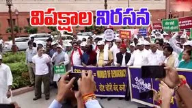 INDIA Alliance MPs: ఢిల్లీ ఈసీ ఆఫీసుకి కదిలిన కూటమి ఎంపీలు.. అడ్డుకున్న పోలీసులు