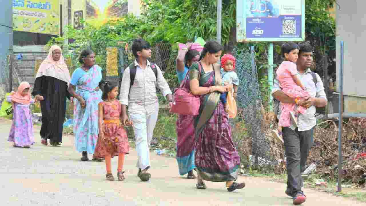 పండగ రాకతో బస్టాండ్లలో జనాల కిటకిట..