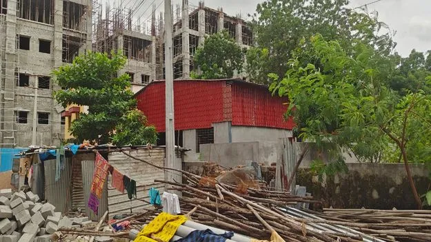 ఖని  ఆసుపత్రిలో అనధికారిక కట్టడాలు