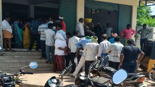 యూరియా కోసం రైతుల ఆందోళన