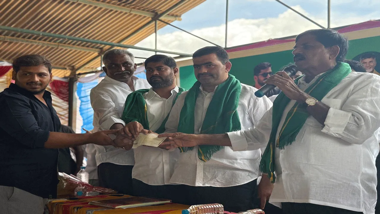 సంపాదనలో కొంత సమాజసేవకు ఇవ్వాలి