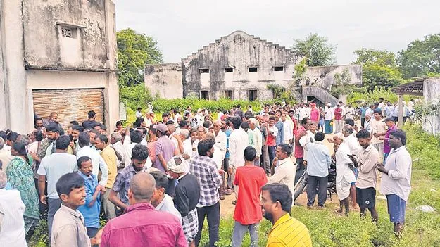 Urea Shortage: సొసైటీ డైరెక్టర్‌ ఇంట్లో యూరియా స్వాధీనం 