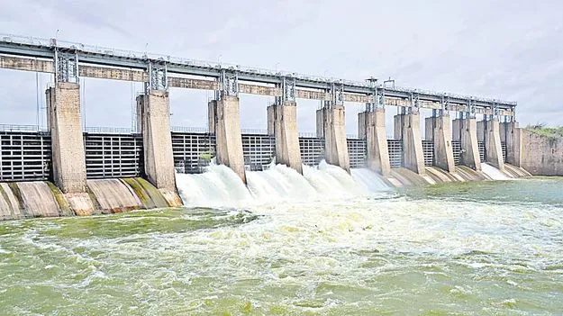 Manjira Reservoir: మంజీరా గేట్ల మొరాయింపు