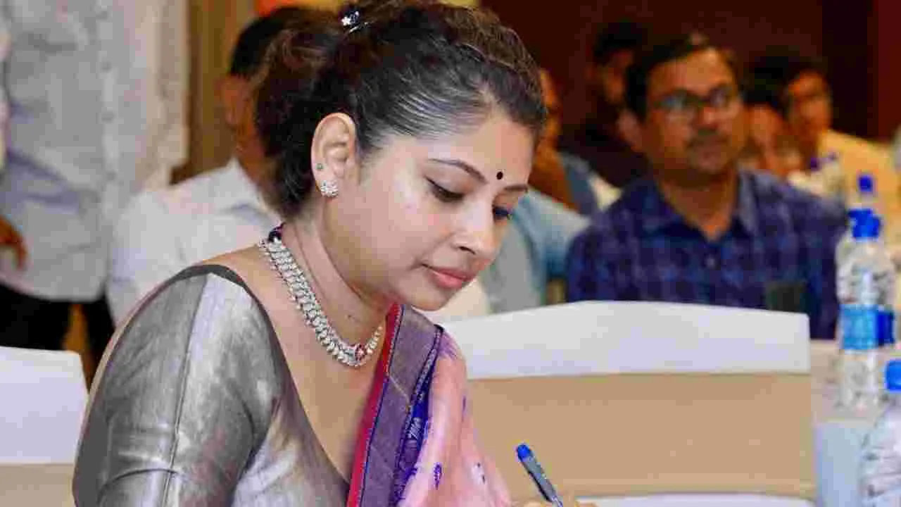 Smita Sabharwal: చైల్డ్‌ కేర్‌ పేరిట స్మితా సబర్వాల్‌ దీర్ఘకాలిక సెలవు