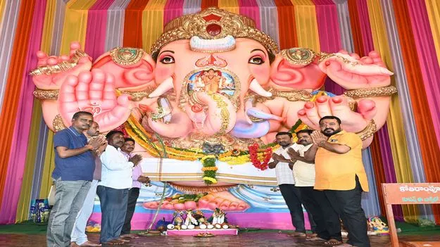 Karimnagar:  కొలువుదీరిన గణనాథులు  