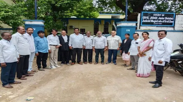 న్యాయవాదుల విధులు బహిష్కరణ