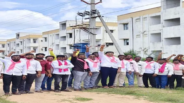 డబుల్‌ బెడ్‌రూం ఇళ్లు లబ్ధిదారులకు కేటాయించాలి