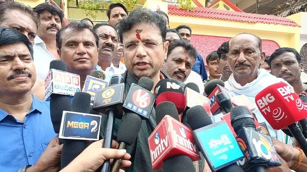 వరదలతో నష్టపోయిన రైతులను ఆదుకుంటాం