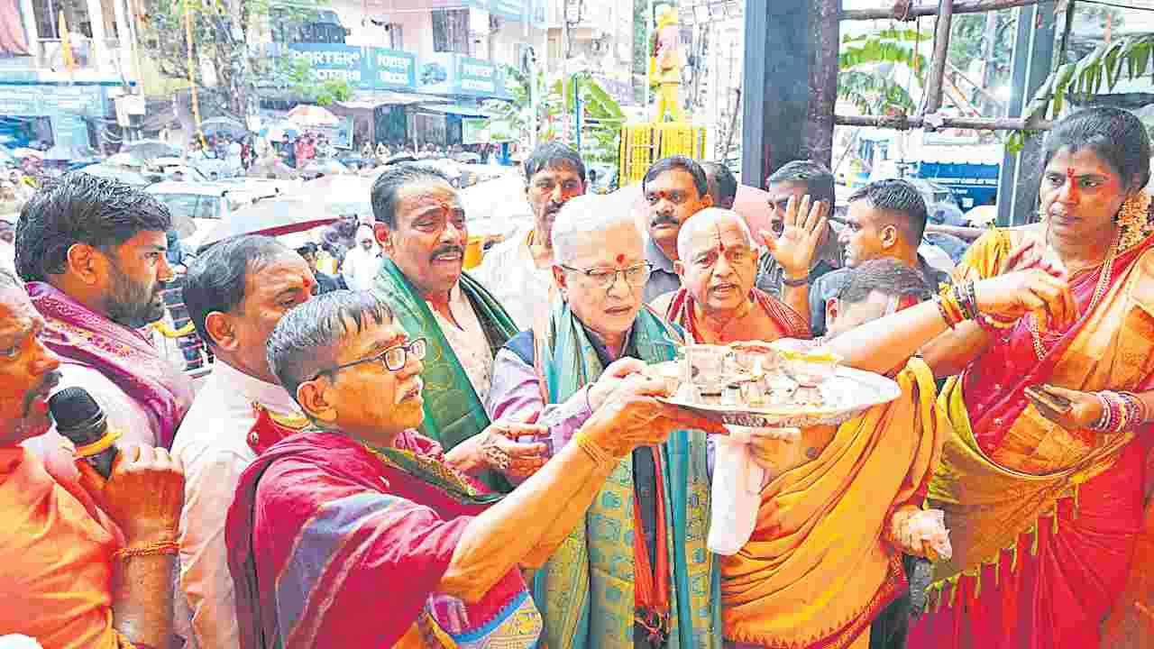 Khairatabad Ganesh: ఖైరతాబాద్‌ గణపతికి గవర్నర్‌ తొలి పూజ