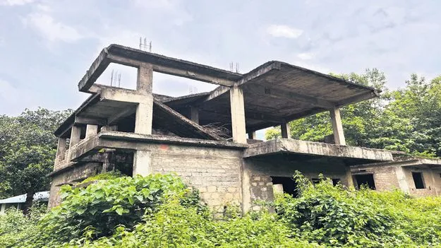 అసంపూర్తి భవనాలు పూర్తయ్యేనా?