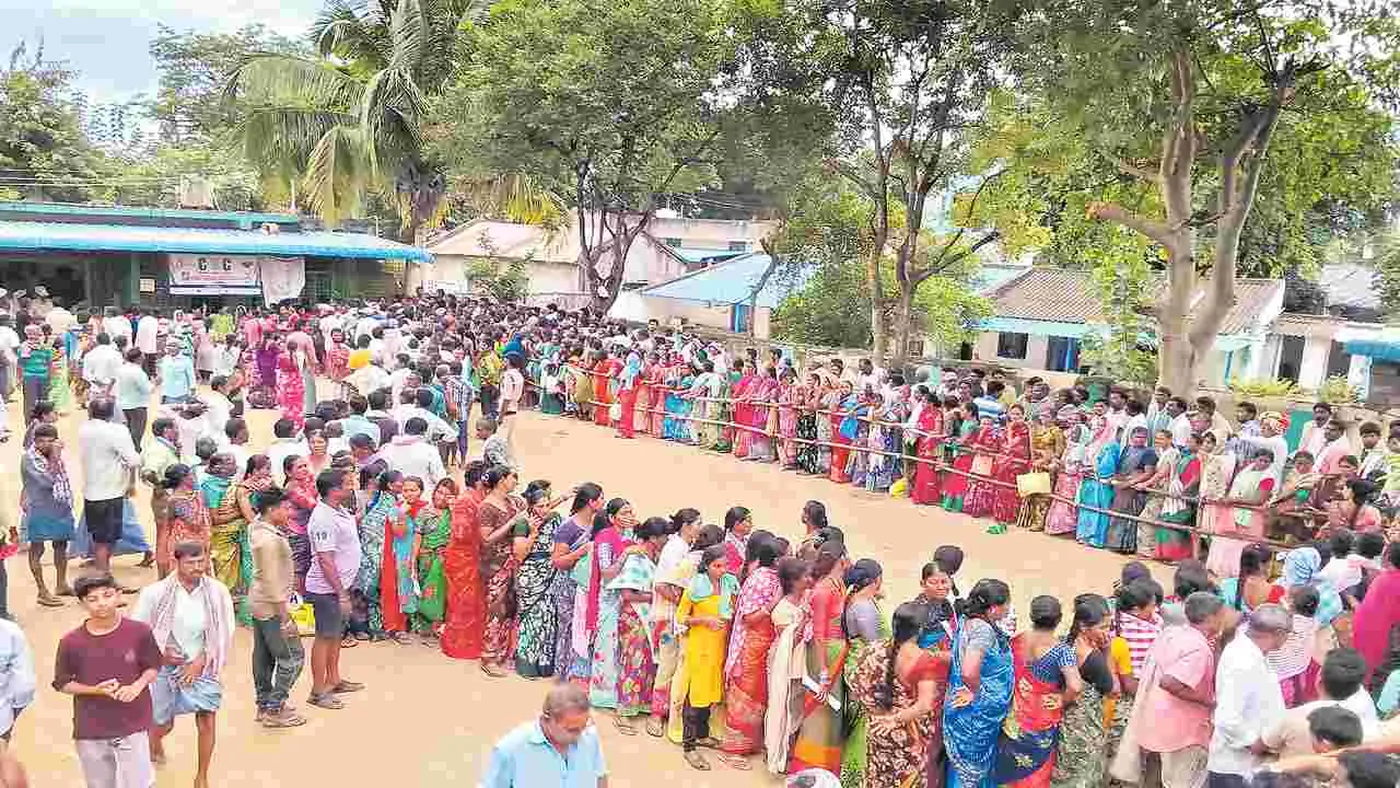 Urea shortage: యూరియా వెతల వరుస