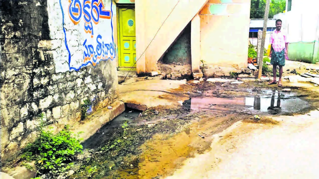 SEWAGE: రోడ్డుపై మురుగునీటి ప్రవాహం