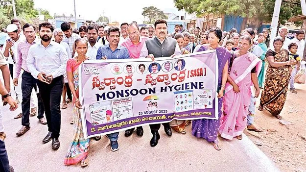 పారిశుధ్యంపై ప్రత్యేక దృష్టి పెట్టాలి: కలెక్టర్‌