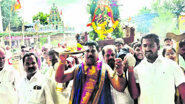 GOD: ఆంజనేయస్వామికి ప్రత్యేక పూజలు