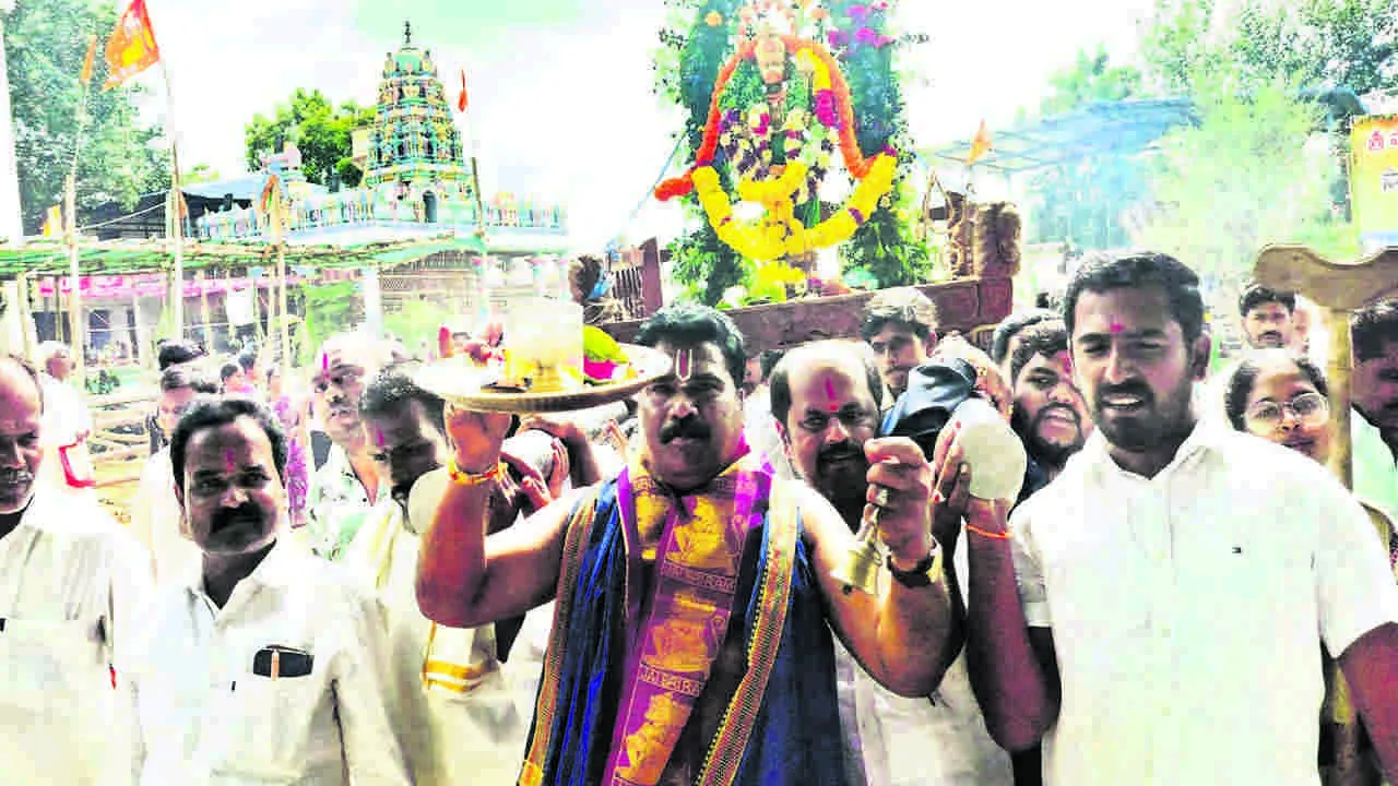 GOD: ఆంజనేయస్వామికి ప్రత్యేక పూజలు