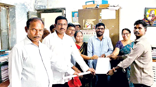  వీఆర్‌ఏల సమస్యలు పరిష్కరించాలి