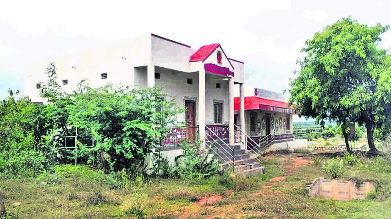 SACHIVALAYAM: ఇలా వదిలేస్తే ఎలా..?