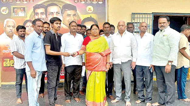 విద్యార్థిని దత్తత తీసుకున్న ఎమ్మెల్యే