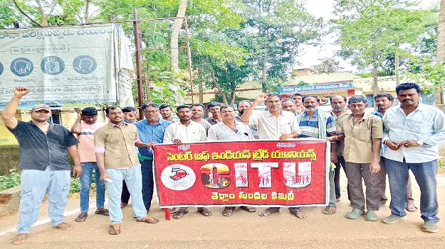 ఆటో డ్ర్తెవర్లను ఆదుకోవాలి 